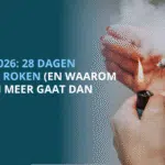 Persoon breekt een sigaret doormidden tijdens Stoptober